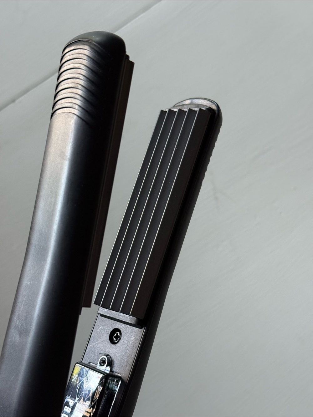 Professional Black Ceramic Crimping Iron for Textured Styles